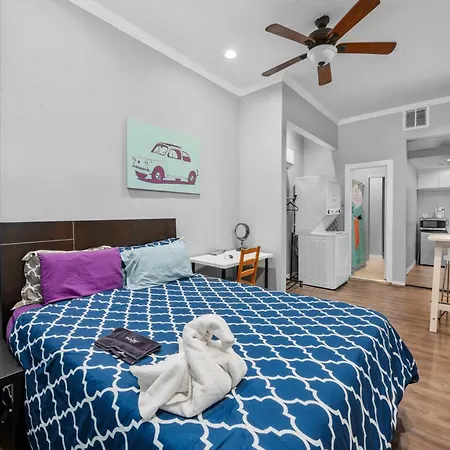 Trendy Montrose 1Br Apartment